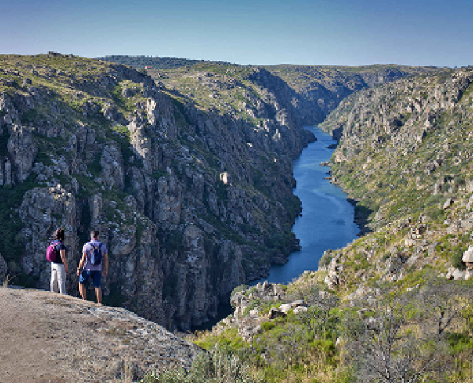Randonneurs admirant le canyon du parc naturel international du Douro